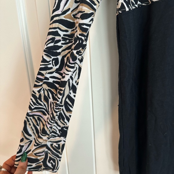 Black and White Patterned Women's Top - Picture 3 of 4